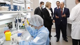 La directora de Rospotrebnadzor, Anna Popova, durante una visita al Centro de Investigaci�n de Virolig�a y Biotecnolog�a, en Novosibirsk, Rusia, en el a�o 2021