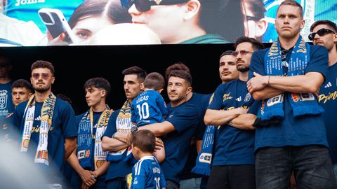 Jugadores del Real Oviedo�durante la celebraci�n del ascenso a Primera Divisi�n