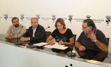 Alcalde y la concejala Katia Procino, durante la firma de convenios con los presidentes de AED y placeros.
