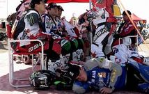 El piloto franc�s Olivier Pain duerme delante de Marc Coma (primero por la izquierda), que ayer se perdi� durante la etapa. <span lang= es-es >efe</span>