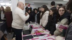 J�venes escuchan las explicaciones de representantes de la Universidade de A Coru�a