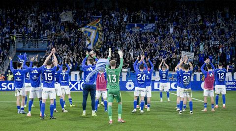 Los jugadores del Real Oviedo, tras el triunfo ante el Castelln