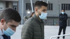 El portero �lvaro P�rez Rat�n, dirigi�ndose en octubre del 2020 a los juzgados de Ourense para la primera vista penal en la que se le juzg� por agresi�n sexual.