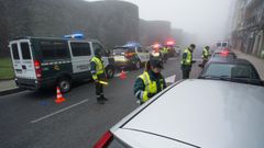LA GUARDIA CIVIL, EN LAS CIUDADES. Estas Navidades la Guardia Civil y las polic�as locales colaboran en los controles de tr�fico en toda Galicia, como sucedi� este mi�rcoles en Lugo donde agentes del instituto armado realizaron un control a los pies de la muralla, en pleno centro de la ciudad