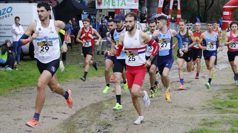 Porto y Puig, al frente de la carrera absoluta masculina en el circuito de Comesaña.