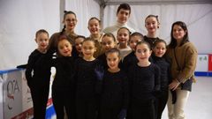 Los j�venes patinadores con su entrenadora