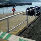 El cad�ver fue trasladado hasta el muelle de Ribadeo.