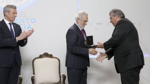 Antonio Cunha recibe la Medalla en manos del presidente del Parlamento, Miguel Santalices, junto al titular de la Xunta, Alfonso Rueda.