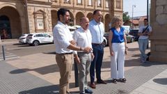 Parlamentarios del PP ayer frente a la estacin de tren de Zamora