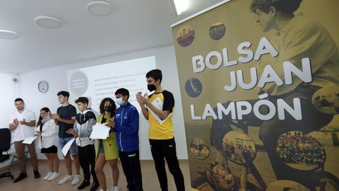 ENTREGA BECAS JUAN LAMPON A CARGO DEL ATLETA UXIO ABUN 