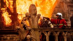 Fotograma del filme de Jean-Jacques Annaud �Arde Notre Dame�.