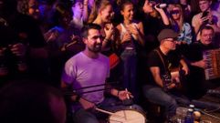 Manuel Edreira toca el tambor desde los 8 aos y lleva toda la vida ligado a colectivos de msica y baile tradicional. En su da, lleg a tocar a la vez en un par de grupos como percusionista, a dar clase en dos asociaciones y bailar en otras tres; todo ello, compaginndolo con su trabajo como enfermero (por aquel entonces haca das sueltos en una residencia).