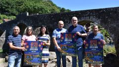 Representantes municipales de Ames y Negreira, incluidos los alcaldes Blas Garc�a y Manuel �ngel Leis ( a la izquierda, segundo y tercero en primer plano) presentaron los conciertos gratuitos del d�a 18
