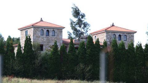 Imagen del pazo construido en Abegondo con restos del desaparecido de Reibó, en Negreira