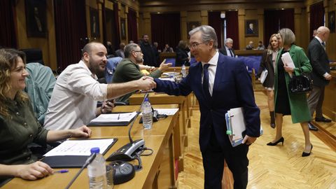 Luis Menor, saludando a Diego Fernndez, el diputado del PSOE que defendi el voto en contra de la reprobacin de Puente.