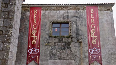 El exterior del monasterio de Bergondo, engalanado.