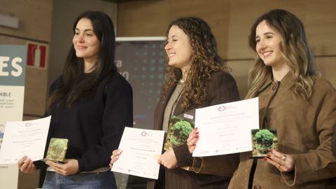 La ganadora del primer premio, Paloma Funes, en el centro, junto a las otras dos estudiantes galardonadas: Carla P�rez, a la izquierda, y Blanca Fern�ndez, a la derecha, que se llevaron los acc�sits