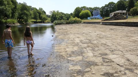 En el rea recreativa de A Magadalena, en Vilalba, llevan a cabo estos das trabajos de limpieza del cauce