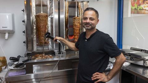 Hace veinte años que Harwinder Singh Sandhu, de Adri Döner Kebab Carballo, abrió su primer negocio