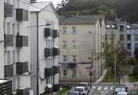 <span lang= es-es >Un tratamiento distinto</span>. La mitad de los bloques de Palavea ya han sido rehabilitados (en primer t�rmino) pero todav�a quedan siete que aguardan por las ayudas (al fondo).  