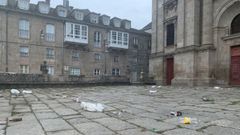 Junto a la catedral, en algunas ocasiones aparecen restos de botellones nocturnos