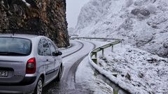 Un veh�culo circula por la carretera AS-264 de acceso a Sotres (Cabrales).