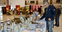 La feria de antig�edades de Punta Arnela ocupa el pabell�n de entrada al recinto.