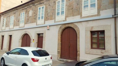 La casa blasonada tras la instalación de las molduras que tapan los cables