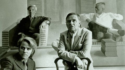 Christopher Isherwood (centro)