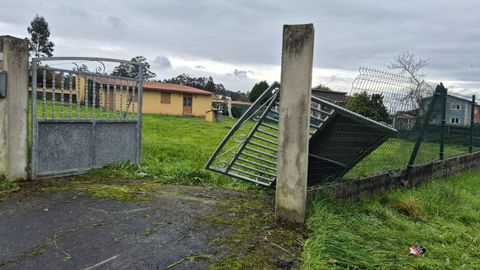 La moto impact&oacute; contra el portal&oacute;n de entrada a una finca. Una de las puertas qued&oacute; desencajada y movi&oacute; la valla que funciona como cierre exterior de la parcela.