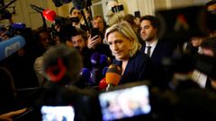 Le Pen, a su salida de la sesin de la Asamblea Nacional