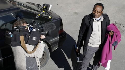 El sacerdote encargado del cant�n de Seyne atiende a la prensa cargado de paciencia y con una sonrisa en los labios.