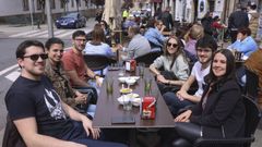 Porta Faxeira. Santiago. Desde hace unos a�os son las terrazas m�s buscadas en Compostela por turistas y locales, porque est� en una zona de tr�nsito entre el casco hist�rico, el Ensanche, la Alameda y el Campus. En realidad se trata de seis locales, cada uno con sus caracter�sticas, pero muy volcados al servicio al aire libre. El m�s veterano es el Cesta�os, que hace esquina, y le siguen el Farggi, Candela, Tokio, Alameda y A Poda.