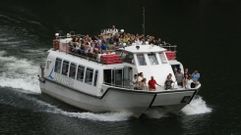 Uno de los barcos de la Diputaci�n de Lugo en ca��n del Sil