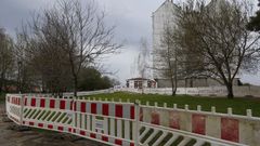 El pasado lunes se instalaron varias vallas para iniciar las obras del aparcamiento de autocaravanas en San L�zaro