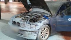 imagen del vehculo, con motor de combustin, incendiado en el prking del Carrefour de Ourense.