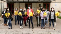 Ana  Pont�n, delante del Parlamento con representantes de las trabajadoras de la limpieza