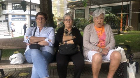 Mari Carmen Casal, en el medio, está autorizada a dar de comer a Michi, una gata que lleva viviendo más de nueve años en la plaza Ocho de Marzo de A Coruña.