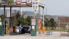 Personal sanitario realiza controles de temperatura a los empleados que acceden a la planta siderúrgica de ArcelorMittal de Veriña, Gijón