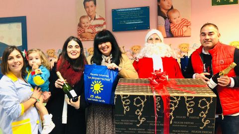 Esta semana y la que viene, se entregarán miles de paquetes Navideños y Cestas, a todas las familias y profesoras, en todos los centros del grupo.