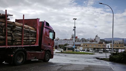 Un cami�n cargado de madera entrando este jueves en la factor�a de Ence en Navia