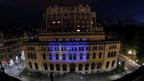 Proyeccin de la bandera de Asturias en la sede de la Presidencia del gobierno autonmico con motivo de la conmemoracin del 25 de mayo de 1808