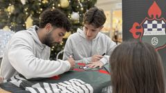 Azael y Pujol este jueves en el Centro Comercial Ode�n. 