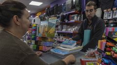 Compra de libros de texto en una librera de Santiago