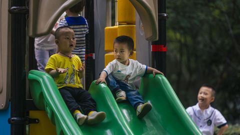 Dos ni�os juegan en un parque infantil de Shangh�i