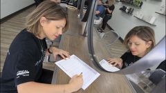 En el Sal�n de Marina Allegue, las peluqueras fichan de manera manual, escribiendo su hora de entrada y salida en un papel