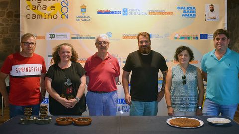 Os concursantes co alcalde Bello Maneiro e o cociñeiro Álex Iglesias que exerceu de xurado