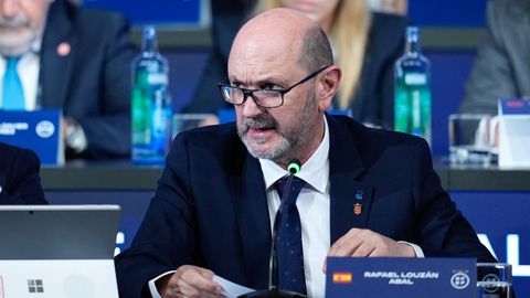 Rafael Louz�n, durante la Asamblea General Extraordinaria de la RFEF.