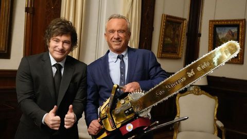 Milei y Robert Kennedy Jr., secretario de salud de Estados Unidos y conocido por su postura contraria a las vacunas, posan con una motosierra en Buenos Aires