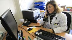 Una m�dica atiende una consulta telef�nica